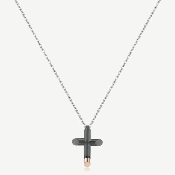 Collana comfort fit in acciaio 316L con pendente a croce con finitura pvd colore rutenio satinato, finitura pvd oro rosa 14K e dettaglio smaltato colore nero.