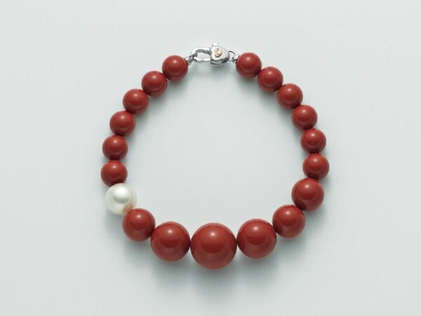 Bracciale con corallo rosso di diverse dimensioni