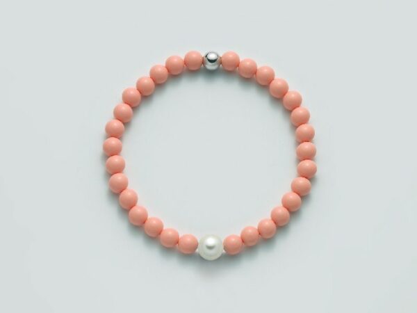 Bracciale di perle corallo rosa con una perla bianca e una argento