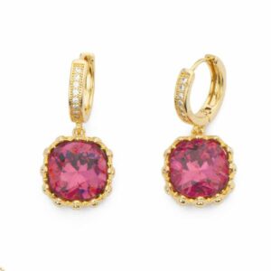 Orecchini creola in brass dorato con zirconi clear e pendente in cristallo carrè magenta con frame
increspato