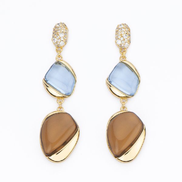 Orecchini top in pavè di zirconi clear e pendente a goccia bombata in cristallo azzurro e topazio
con frame dorato