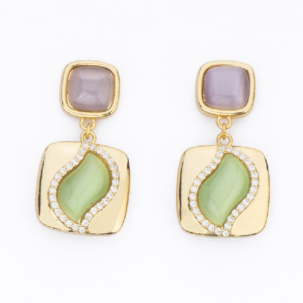 Orecchini top carrè con cat eye violet e pendente in brass dorato con intarsio a foglia verde mela ed frame di zircone clear