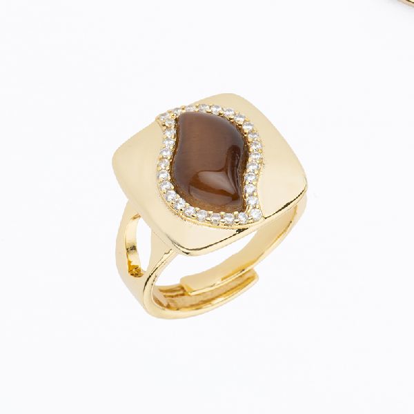 Anello top in brass dorato con intarsio a foglia in cat eye chocolate ed frame di zircone clear