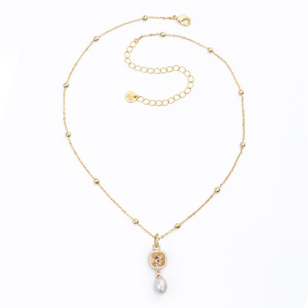 Collana catena saturno in brass dorato con pendente carrè in cristallo light peach e zirconi con perla di fiume crema  - misura regolabile