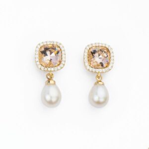 Orecchini top carrè in cristallo light peach e frame in zirconi clear con pendente in perla di fiume crema