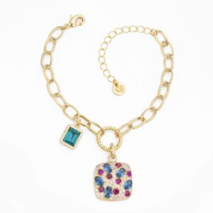 Bracciale catena in brass dorato e pendenti in cristallo London Blue con carrè in pavè di zirconi pink, fucsia e blu pavone - Misura Regolabile