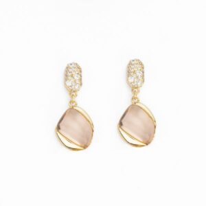 Orecchini top in pavè di zirconi clear e pendente a goccia bombata in cristallo rubino con frame in
brass dorato