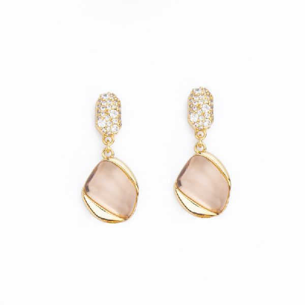 Orecchini top in pavè di zirconi clear e pendente a goccia bombata in cristallo rubino con frame in
brass dorato