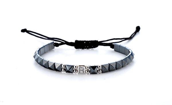 bracciale in oro bianco con lettera centrale personalizzata