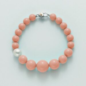 Bracciale di perle corallo rosa e una perla bianca