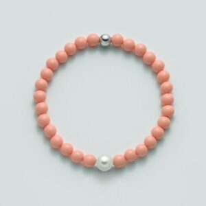 Bracciale di perle corallo rosa con una perla bianca e una argento
