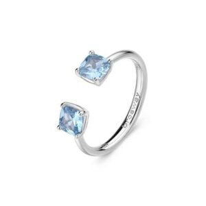 Anello in argento rodiato 925&permil; con cushion cubic zirconia colore light sapphire.