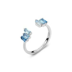 Anello in argento rodiato 925&permil; con baguette cubic zirconia colore light sapphire.