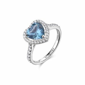 Anello in argento rodiato 925&permil; con cuore, cubic zirconia chiari e cubic zirconia colore light sapphire.