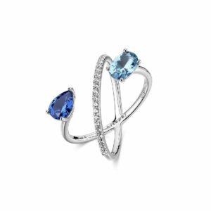 Anello in argento rodiato 925&permil; con cubic zirconia chiari e cubic zirconia colore sapphire.
