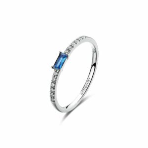 Anello in argento rodiato 925&permil; con cubic zirconia chiari e cubic zirconia colore sapphire.