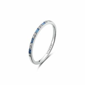 Anello in argento rodiato 925&permil; con cubic zirconia chiari e cubic zirconia colore sapphire.