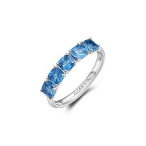Anello in argento rodiato 925&permil; con cushion cubic zirconia colore sapphire.