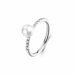 Anello in argento rodiato 925&permil; con perla di conchiglia e cubic zirconia.