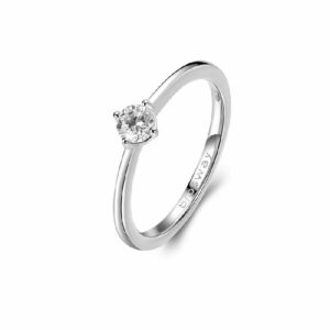 Anello solitario in argento rodiato 925&permil; con round cubic zirconia.