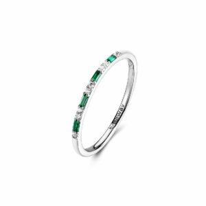 Anello in argento rodiato 925&permil; con cubic zirconia chiari e cubic zirconia colore emerald.