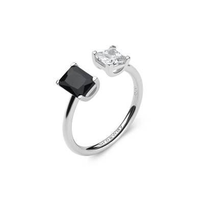 Anello in argento rodiato 925‰ con square cubic zirconia chiaro e baguette cubic zirconia nero.