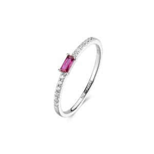 Anello in argento rodiato 925&permil; con cubic zirconia chiari e cubic zirconia colore ruby.