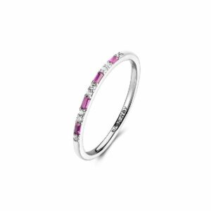Anello in argento rodiato 925&permil; con cubic zirconia chiari e cubic zirconia colore ruby.