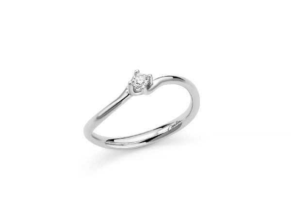 Solitario con diamante a valentino con griffe arrotondate in oro bianco 375