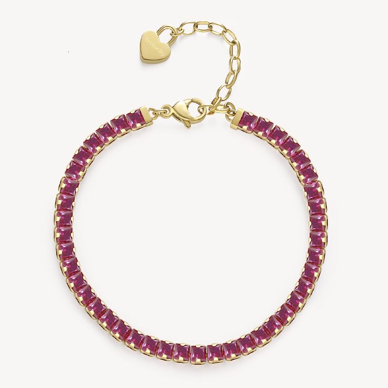 Bracciale tennis in acciaio 304 e finitura color oro con cubic zirconia quadrati ruby e pendente chiusura a forma di cuore.