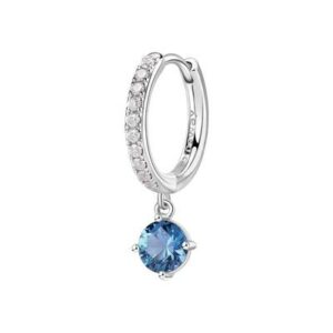 Orecchino singolo a cerchietto in argento rodiato 925&permil; con cubic zirconia chiari e pendente con round cubic zirconia colore sapphire.