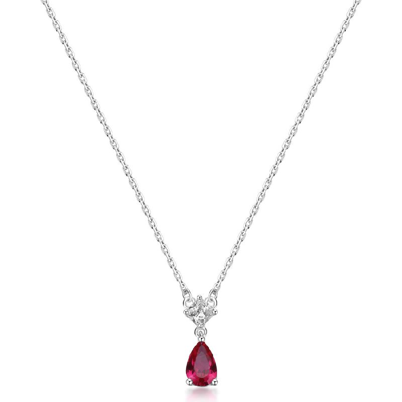Collana girocollo in argento rodiato 925‰ e pendente con square cubic zirconia e pear cubic zirconia colore ruby.