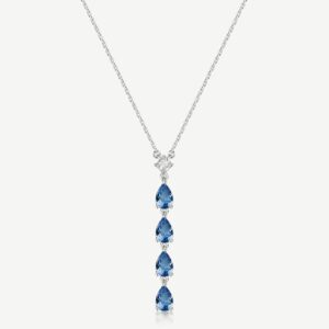 Collana girocollo in argento rodiato 925‰ e pendente con square cubic zirconia e pear cubic zirconia colore sapphire.
