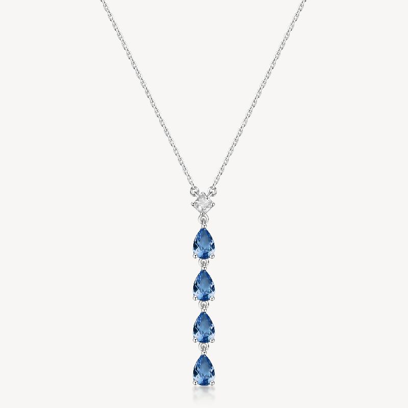 Collana girocollo in argento rodiato 925‰ e pendente con square cubic zirconia e pear cubic zirconia colore sapphire.