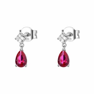 Orecchini pendenti in argento rodiato 925&permil; con square cubic zirconia e pear cubic zirconia colore ruby.