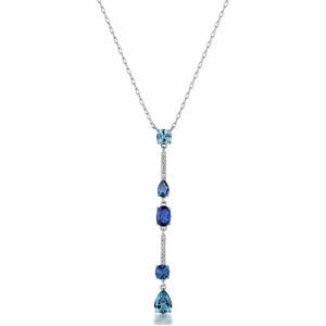 Collana girocollo in argento rodiato 925&permil; e pendente con cubic zirconia chiari e cubic zirconia colore sapphire.