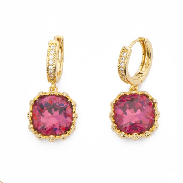 Orecchini creola in brass dorato con zirconi clear e pendente in cristallo carrè magenta con frameincrespato