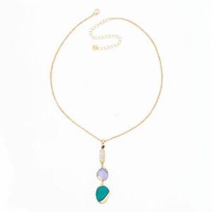 Collana catena rolo con pendente in pav&egrave; di zirconi clear e gocce bombate in cristallo violet e teal green in brass dorato  - misura regolabile