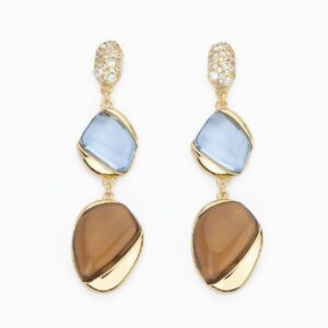 Orecchini top in pav&egrave; di zirconi clear e pendente a goccia bombata in cristallo azzurro e topaziocon frame dorato