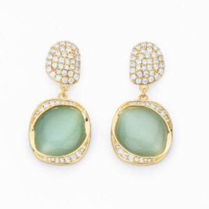 Orecchini top in pav&egrave; di zirconi clear con pendente in brass dorato ad intarsio in cat eye acqua
