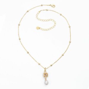 Collana catena saturno in brass dorato con pendente carr&egrave; in cristallo light peach e zirconi con perla di fiume crema  - misura regolabile