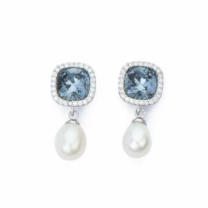 Orecchini top carr&egrave; in cristallo blu montana e frame in zirconi clear con pendente in perla di fiumecrema