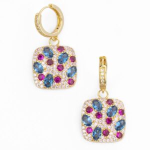 Orecchini creola in brass dorato e zirconi clear con pendente carr&egrave; in pav&egrave; di zirconi pink, fucsia e blu pavone