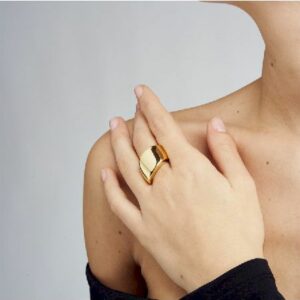 Anello dorato a fascia