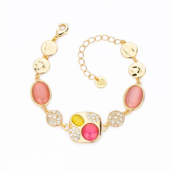 Bracciale centrale in brass dorato con cat eye rosa, lampone,verde detox, pavè di zirconi clear ed
elementi martellati - Misura Regolabile
