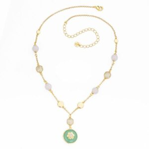Collana girocollo con elementi in brass dorato lisci e pav&egrave; di zirconi con pietre in quarzo rosa e
pendente jelly apple- misura regolabile