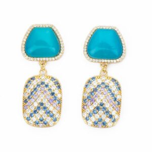 Orecchini top in brass dorato con cat eye bluette e pendente con pattern a spina di pesce in pav&egrave; di zirconi multi blu