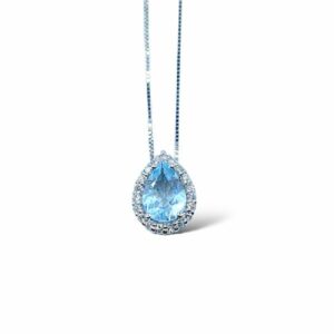 Collana con acquamarina a goccia e contorno di diamanti in oro bianco