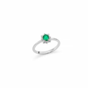 Anello in oro bianco con smeraldo ovale contornato di diamanti