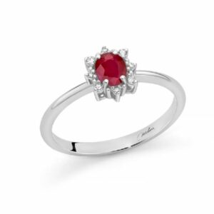 Anello in oro bianco con rubino ovale contornato di diamanti